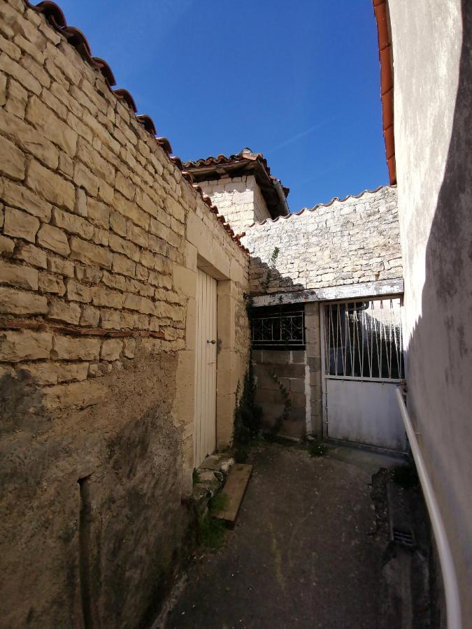 La Maison De Thomas Saint-Amant-de-Boixe Εξωτερικό φωτογραφία
