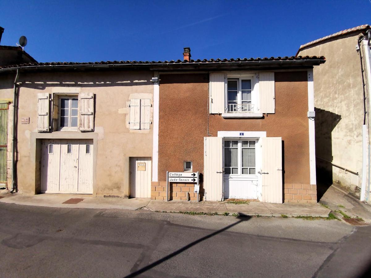 La Maison De Thomas Saint-Amant-de-Boixe Εξωτερικό φωτογραφία