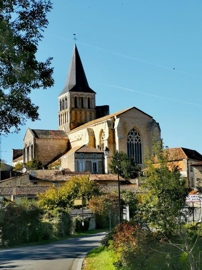 La Maison De Thomas Saint-Amant-de-Boixe Εξωτερικό φωτογραφία