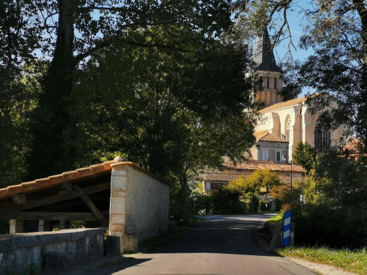 La Maison De Thomas Saint-Amant-de-Boixe Εξωτερικό φωτογραφία