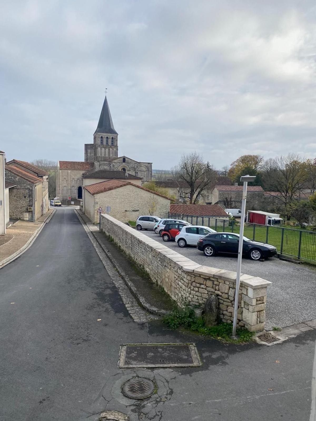La Maison De Thomas Saint-Amant-de-Boixe Εξωτερικό φωτογραφία